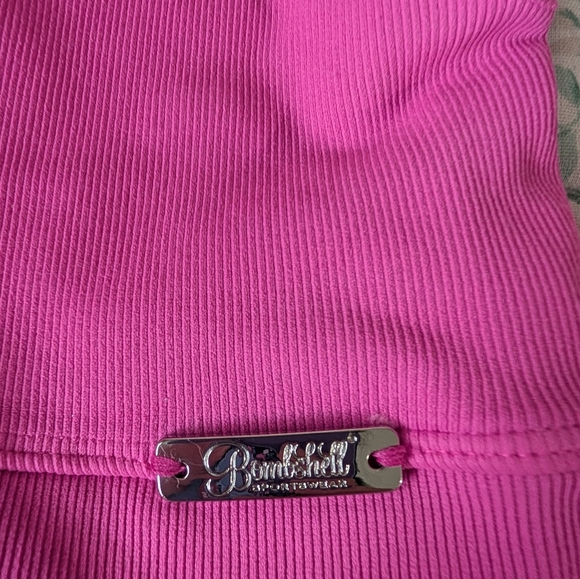 DAMAGED Bombshell Sportswear Hot Pink Snap Seamless Sports Bra - Picture 5 of 7